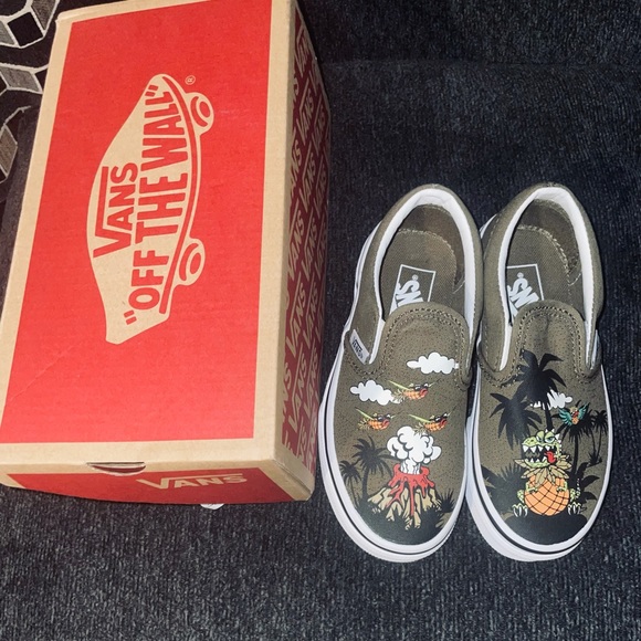 VANS. Off the wall, slip ons, perfect for any “regular”  day - Picture 1 of 7